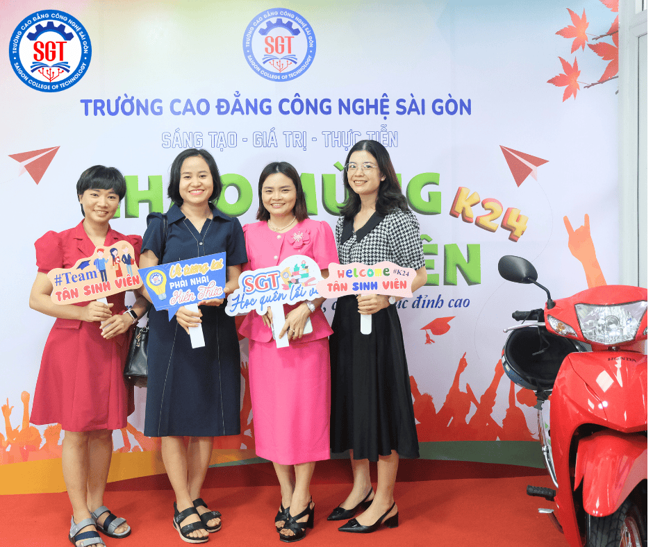 Ảnh chào đón tân sinh viên tại SGT Cao đẳng Công nghệ Sài Gòn