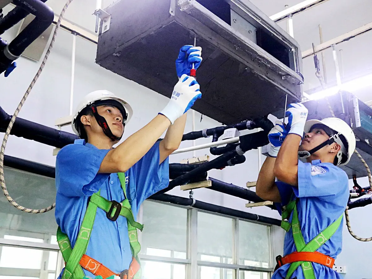 Sinh viên trong giờ thực hành của khoa công nghệ nhiệt - lạnh tại Trường cao đẳng Kỹ thuật Cao Thắng