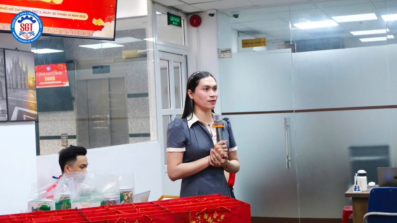Chương trình được dẫn dắt bởi ThS. Nguyễn Hoàng Tiến - Phó Hiệu trưởng đã mở đầu bằng những lời chào đón tràn đầy nhiệt huyết. 