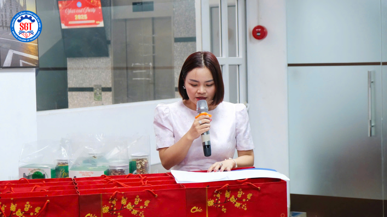 Ths. Vũ Thị Phượng - Hiệu trưởng Nhà trường