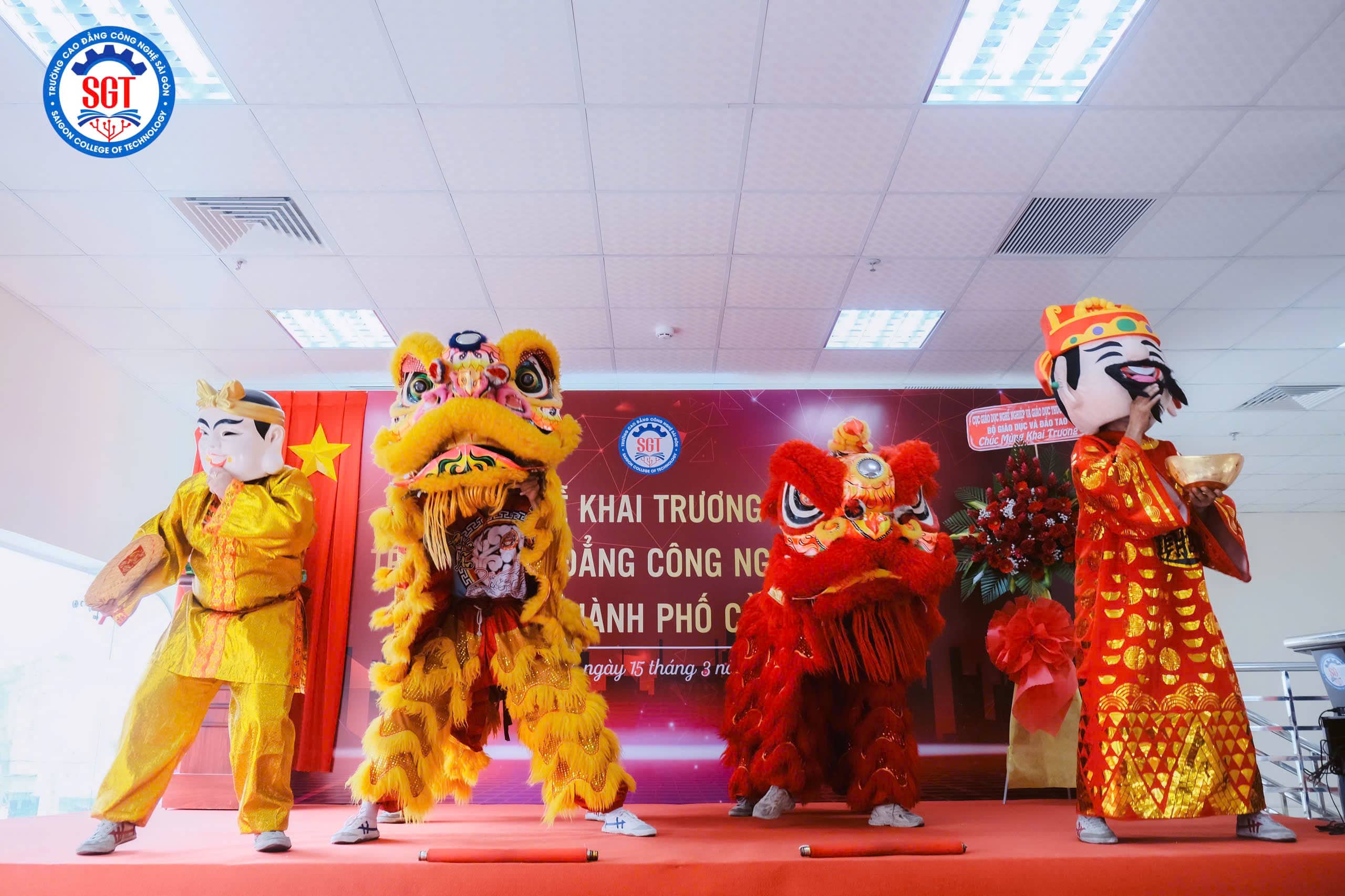 Các đại biểu thực hiện nghi thức cắt băng khai trương