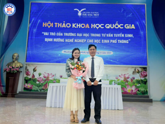 Hiệu Trưởng trường SGT - ThS. Vũ Thị Phượng trong buổi lễ