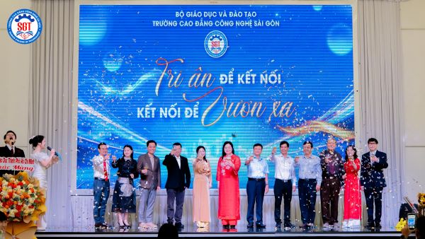 Đại diện lãnh đạo Trường Cao đẳng Công nghệ Sài Gòn và doanh nghiệp đối tác cùng nâng ly tại sự kiện Tri ân để kết nối - Kết nối để vươn xa