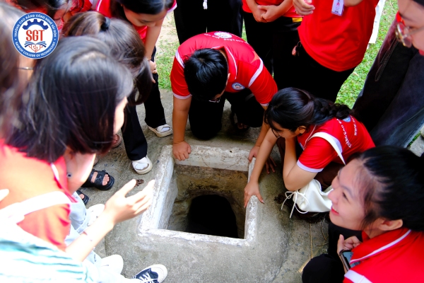 (Khám phá lối vào địa đạo Phú Thọ Hòa)