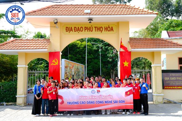 Sinh viên sgt tham quan Địa đạo Phú Thọ Hòa