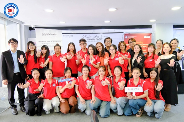 Sinh viên SGT checkin tại workshop cùng các diễn giả