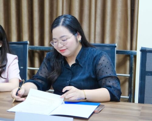ThS. Trịnh Quỳnh Lê - Phó hiệu trưởng Nhà trường là đại diện ký kết biên bản hợp tác cho SGT