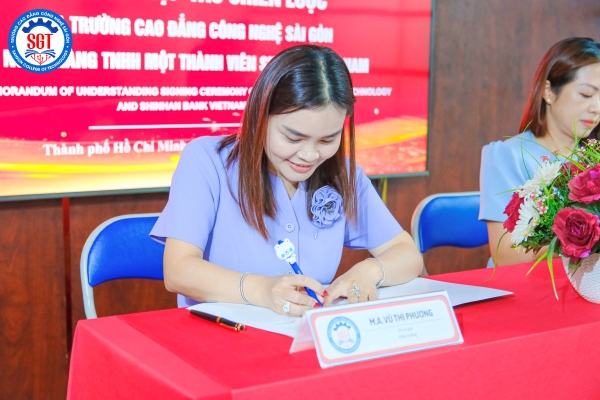 ThS. Vũ Thị Phượng - Hiệu trưởng Trường Cao đẳng Công nghệ Sài Gòn đại diện SGT ký kết hợp tác chiến lược