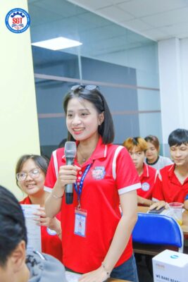 Sinh viên SGT tự tin phát biểu và trả lời câu hỏi tại "Triễn lãm giáo dục Hàn Quốc 2026"