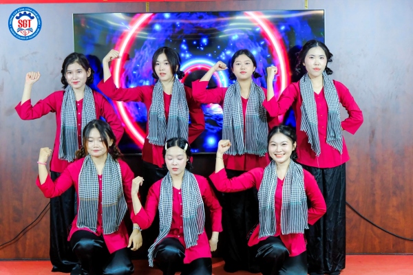 Phần trình diễn của CLB văn nghệ tại lễ Vinh danh "SGT EAGLE STARS" học kỳ I năm học 2025 – 2026