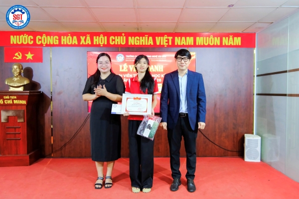 Sinh viên được vinh danh Xuất sắc toàn diện: Châu Gia Linh - Ngành Quản trị nhà hàng và dịch vụ ăn uống