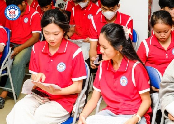 Tân sinh viên khóa K26 tại SGT được phổ biến những kiến thức trong buổi sinh hoạt đầu khóa SGT
