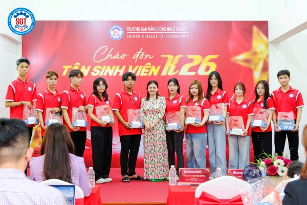 Tân sinh viên K26 khi tham gia ngày hội được nhận những phần quà siêu dễ thương đến từ SGT